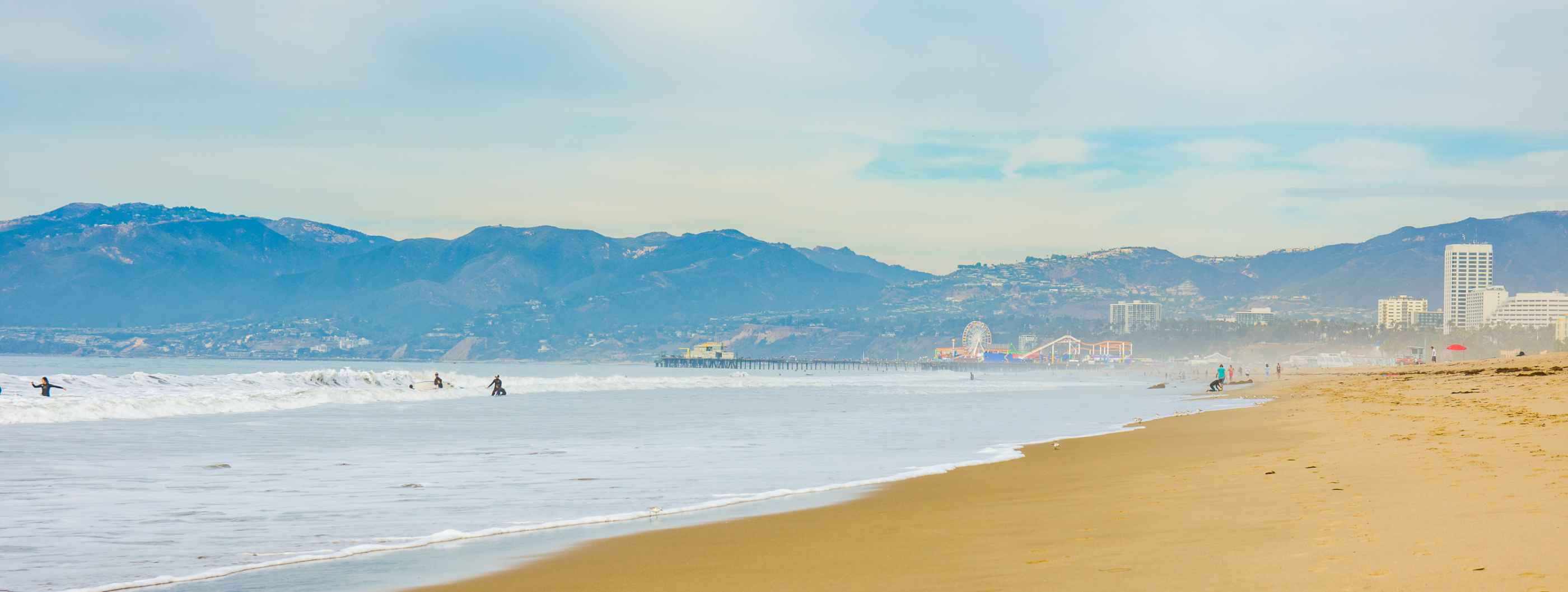 Venice Beach : sa plage infinie et le fameux parc d'attractions sur le ponton au loin