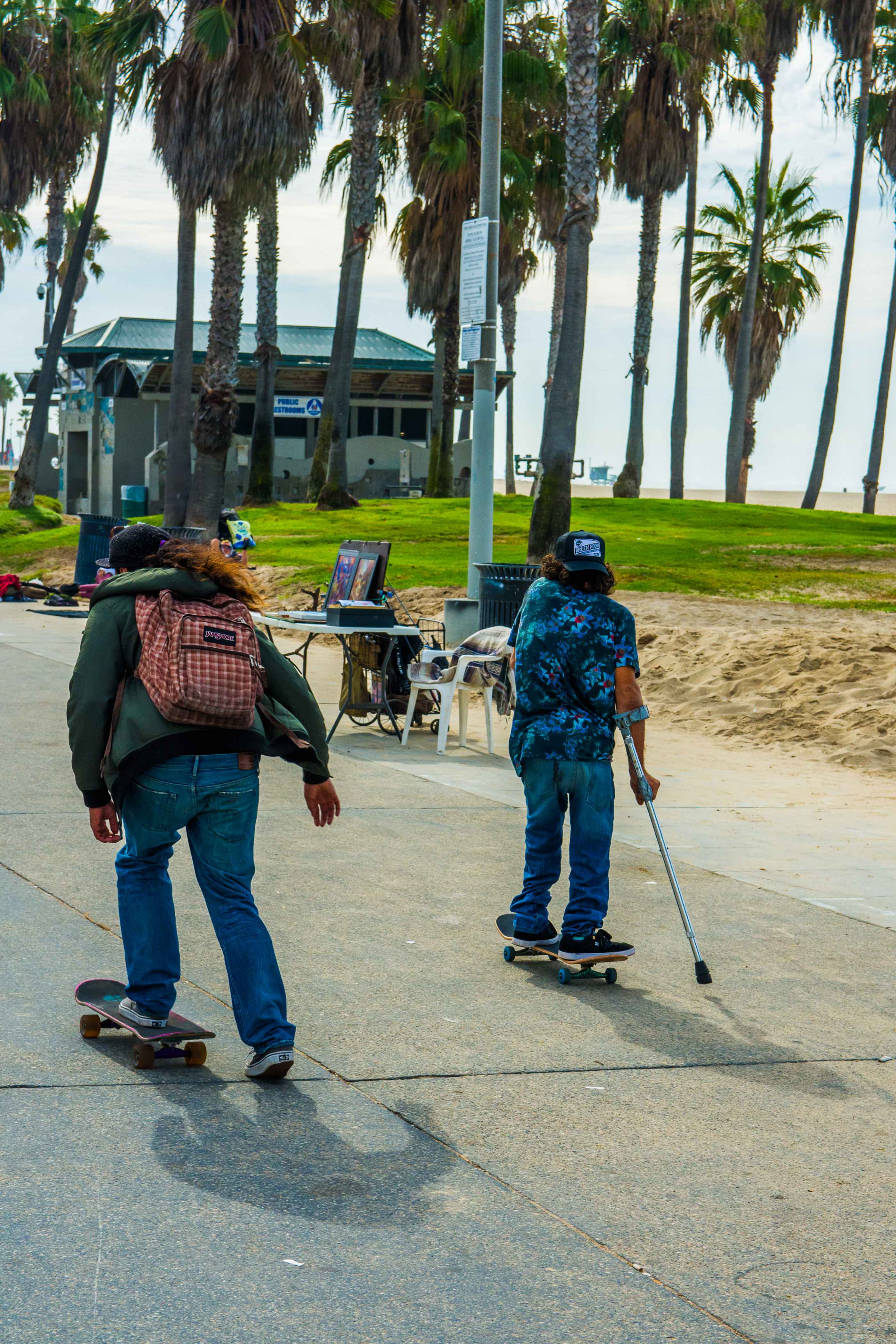 Des skateurs à Venice Beach