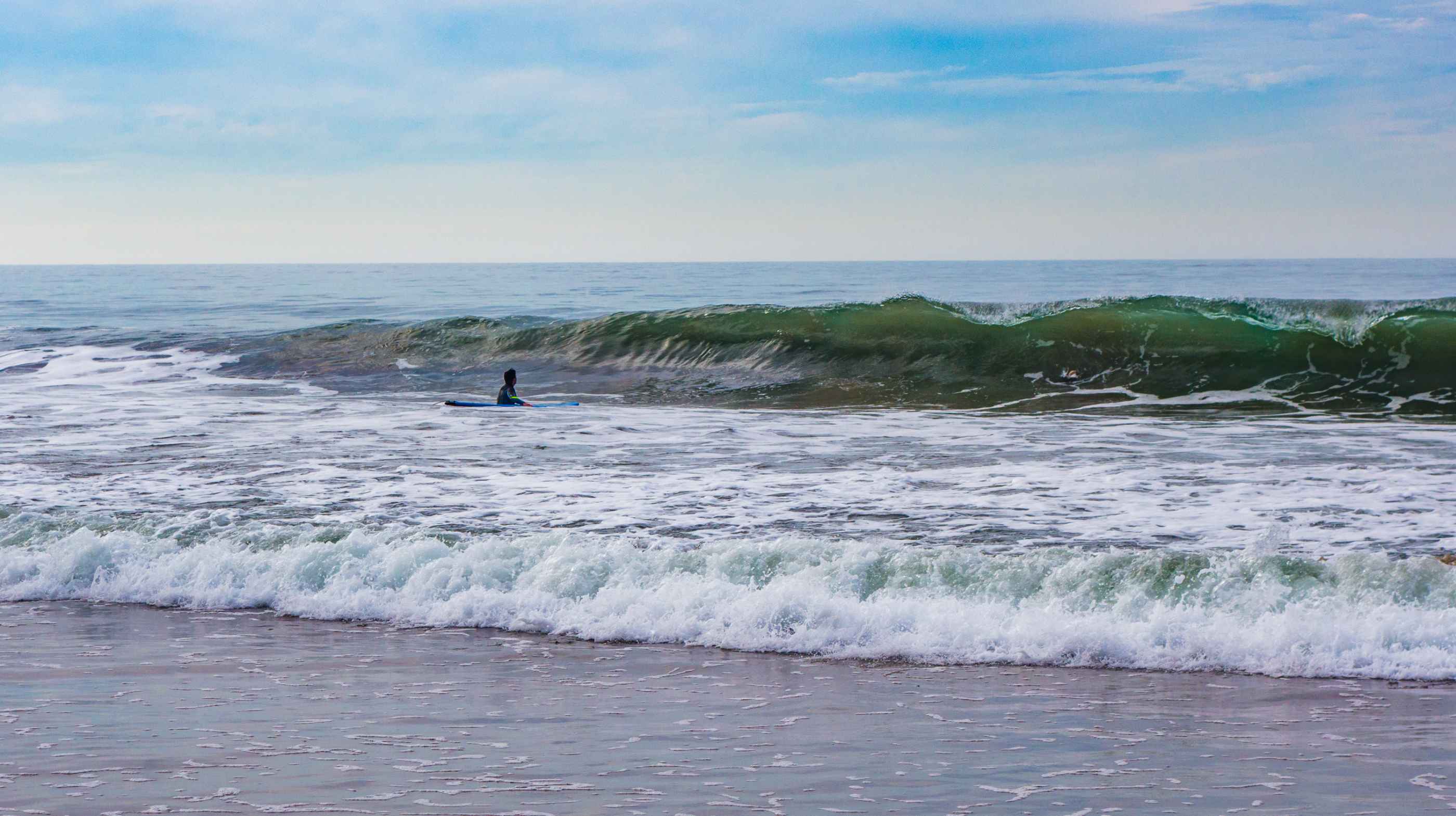 Un surfeur dans les eaux à Venice Beach