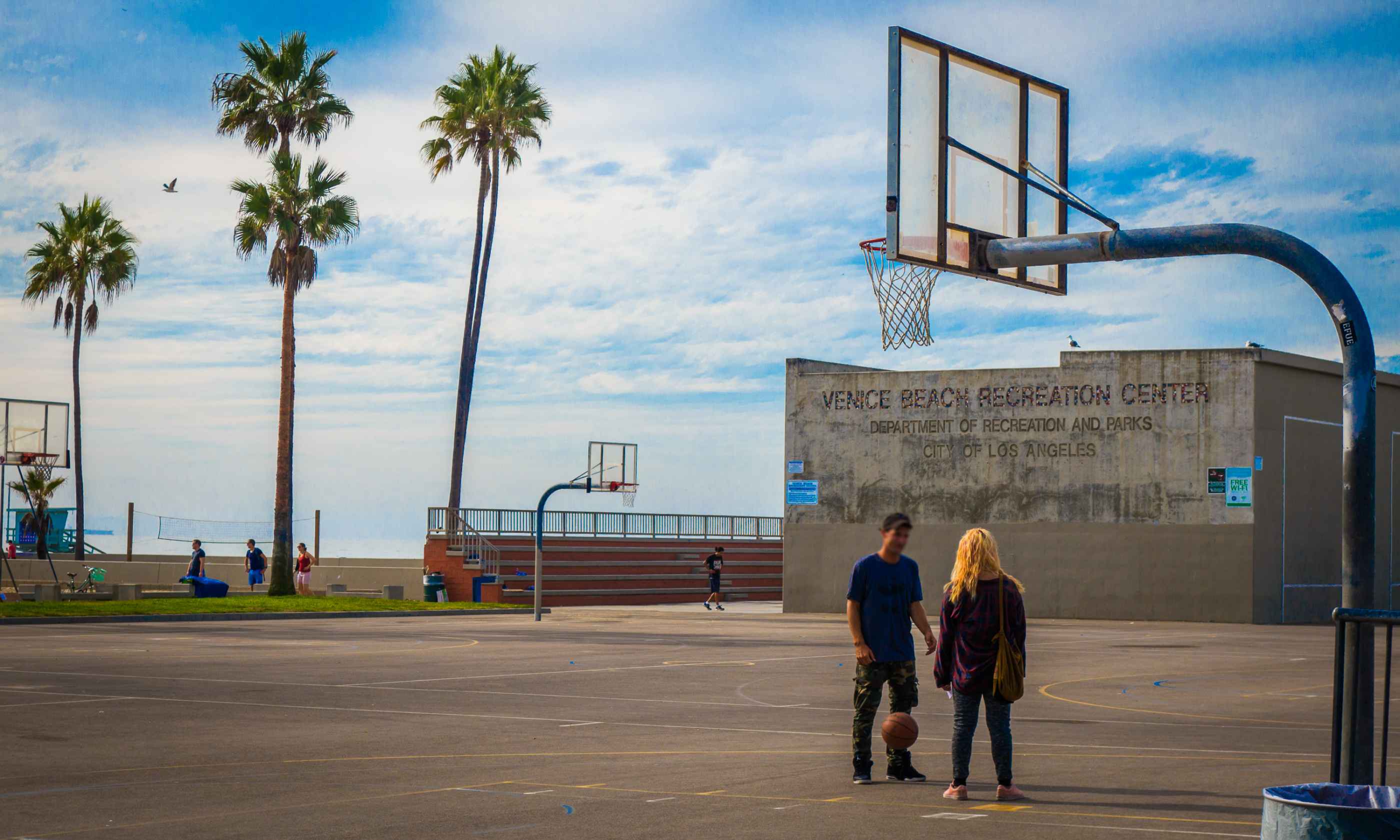 Un terrain de basket à Venice Beach