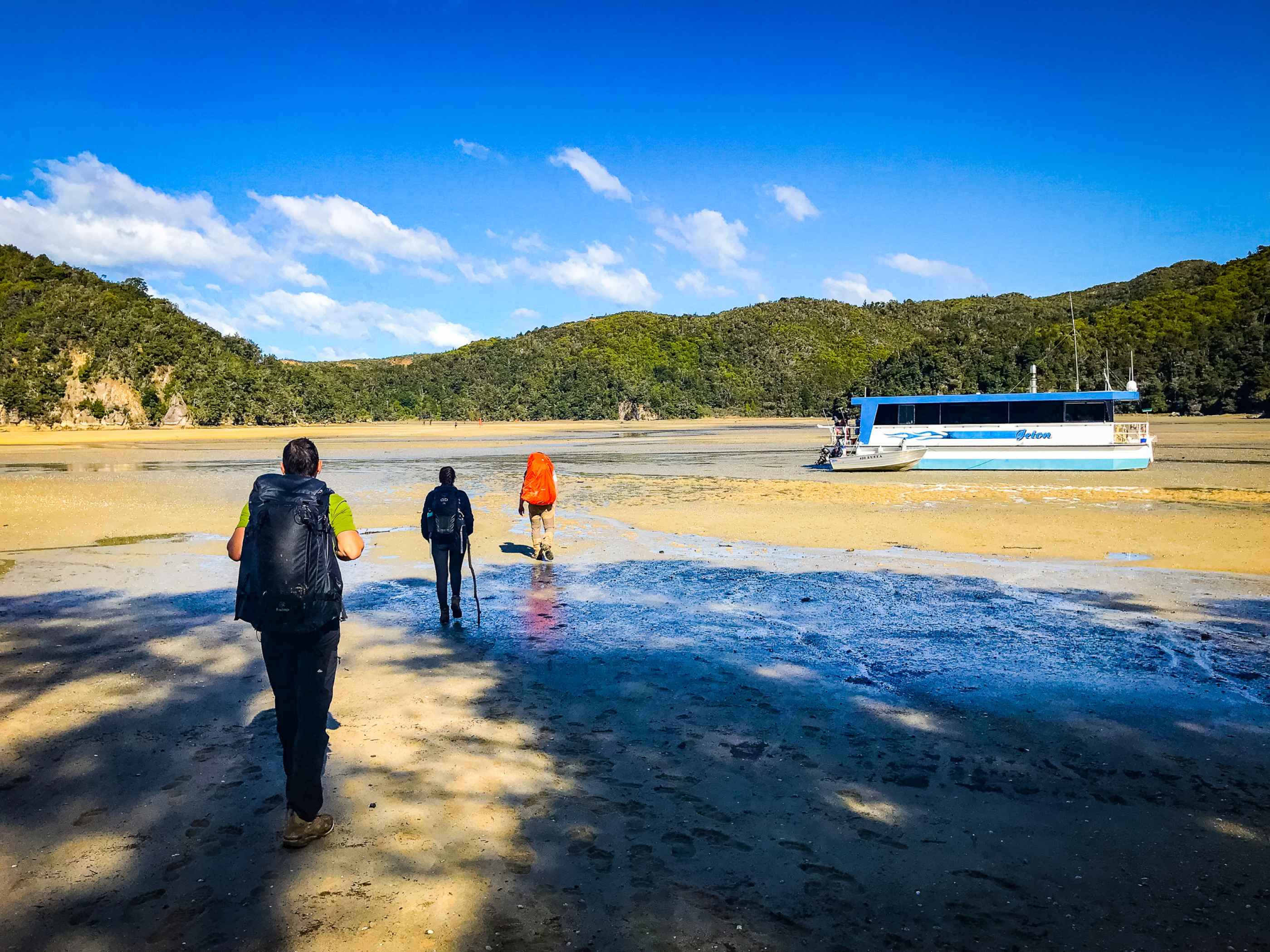 La traversée d'un gué pendant Une autre traversée d'un des gués pendant l'Abel Tasman Coast Track, à côté des bâteaux !