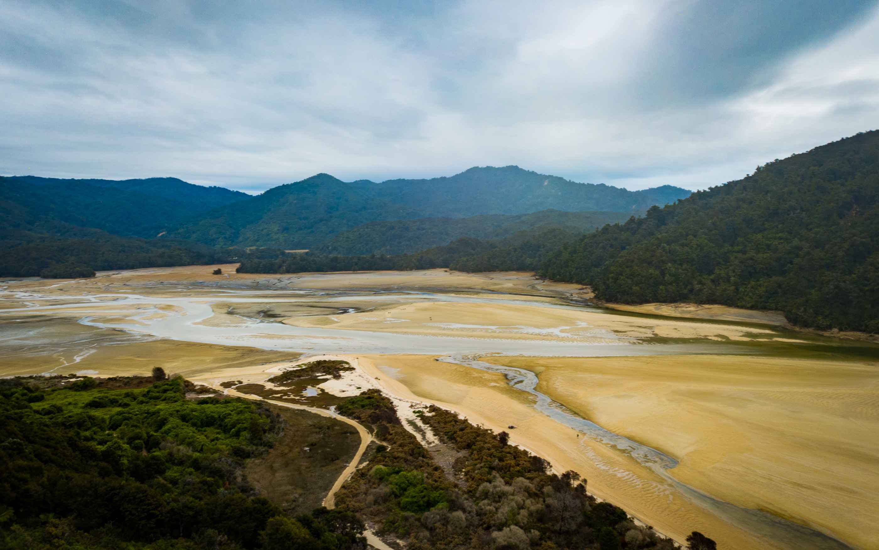 Vue en drone du grand gué à traverser lors de l'Abel Tasman Coast Track