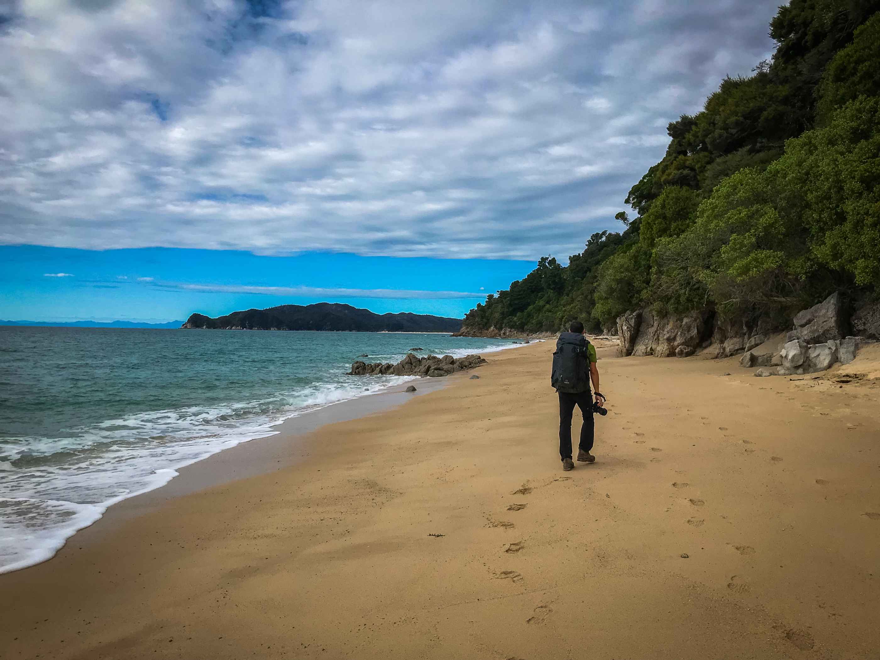 Un des passages le long de plages sauvages, pendant la randonnée de l'Abel Tasman Coast Track