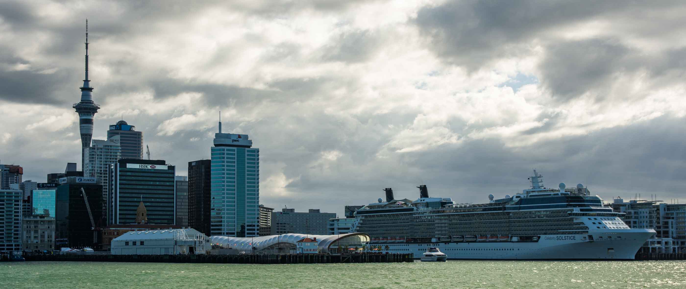 Auckland est une ville à l'américaine, avec ses immenses buildings et ses rues bondées.