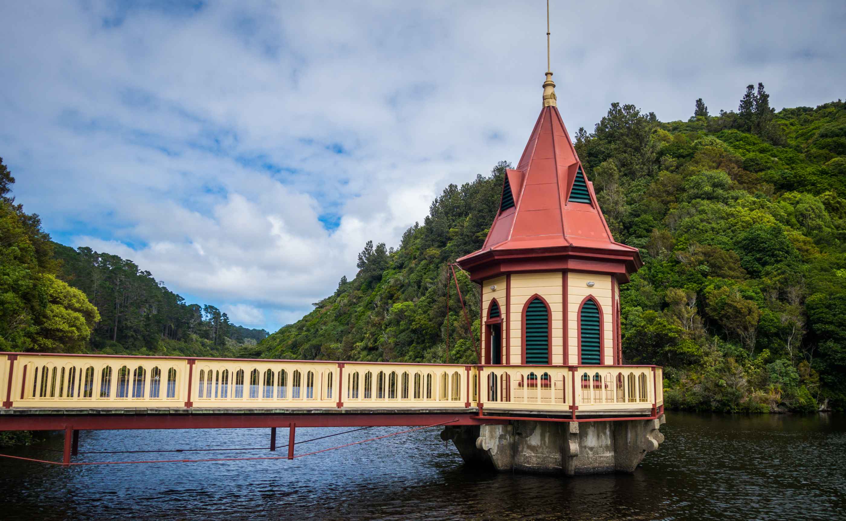 Un petit lac à traverser en bateau se trouve au milieu de Zealandia à Wellington