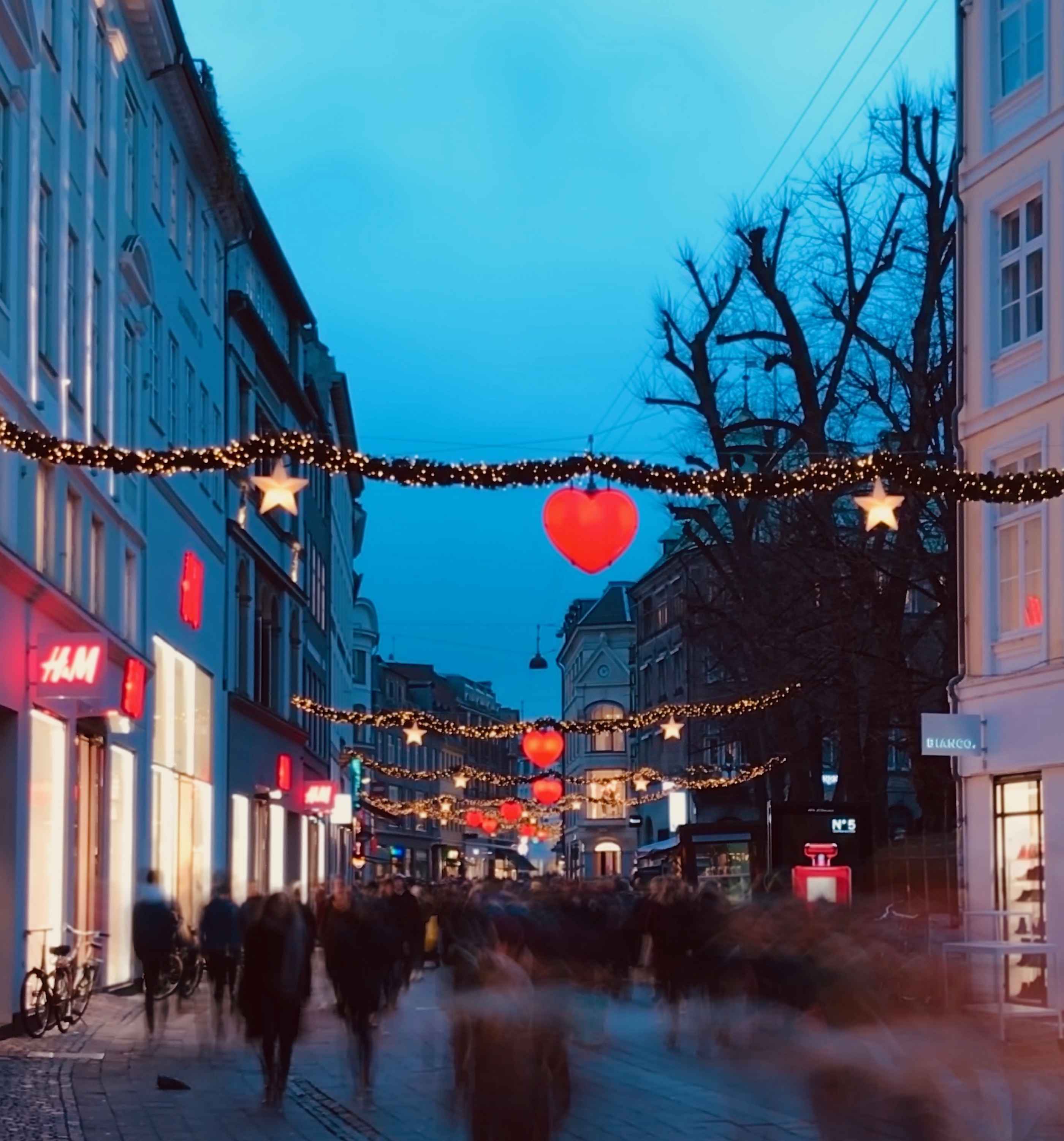 Dans les rues de Copenhague pendant les fêtes de Noël