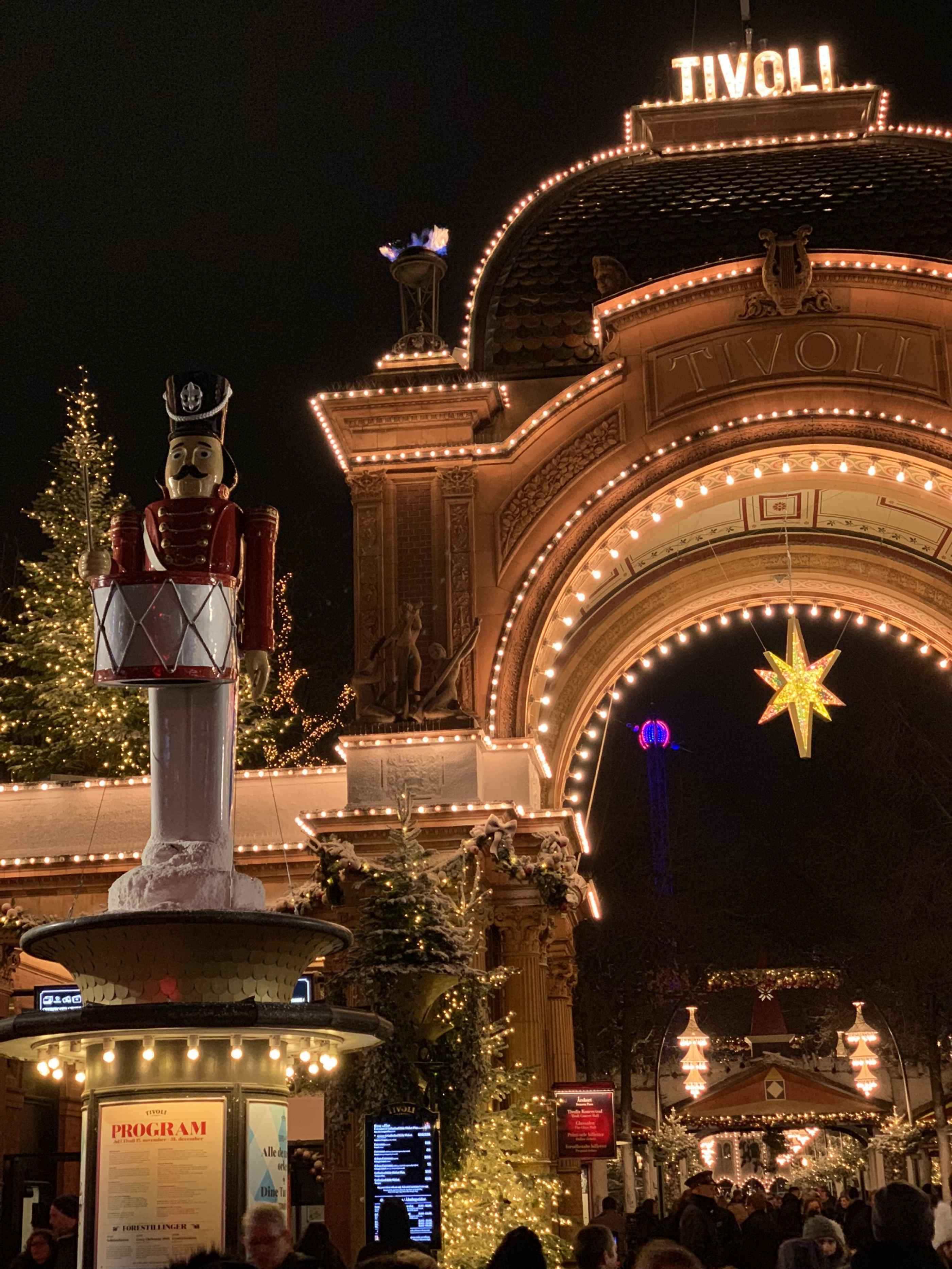 Un des entrée grandiose des Jardins de Tivoli à Copenhague