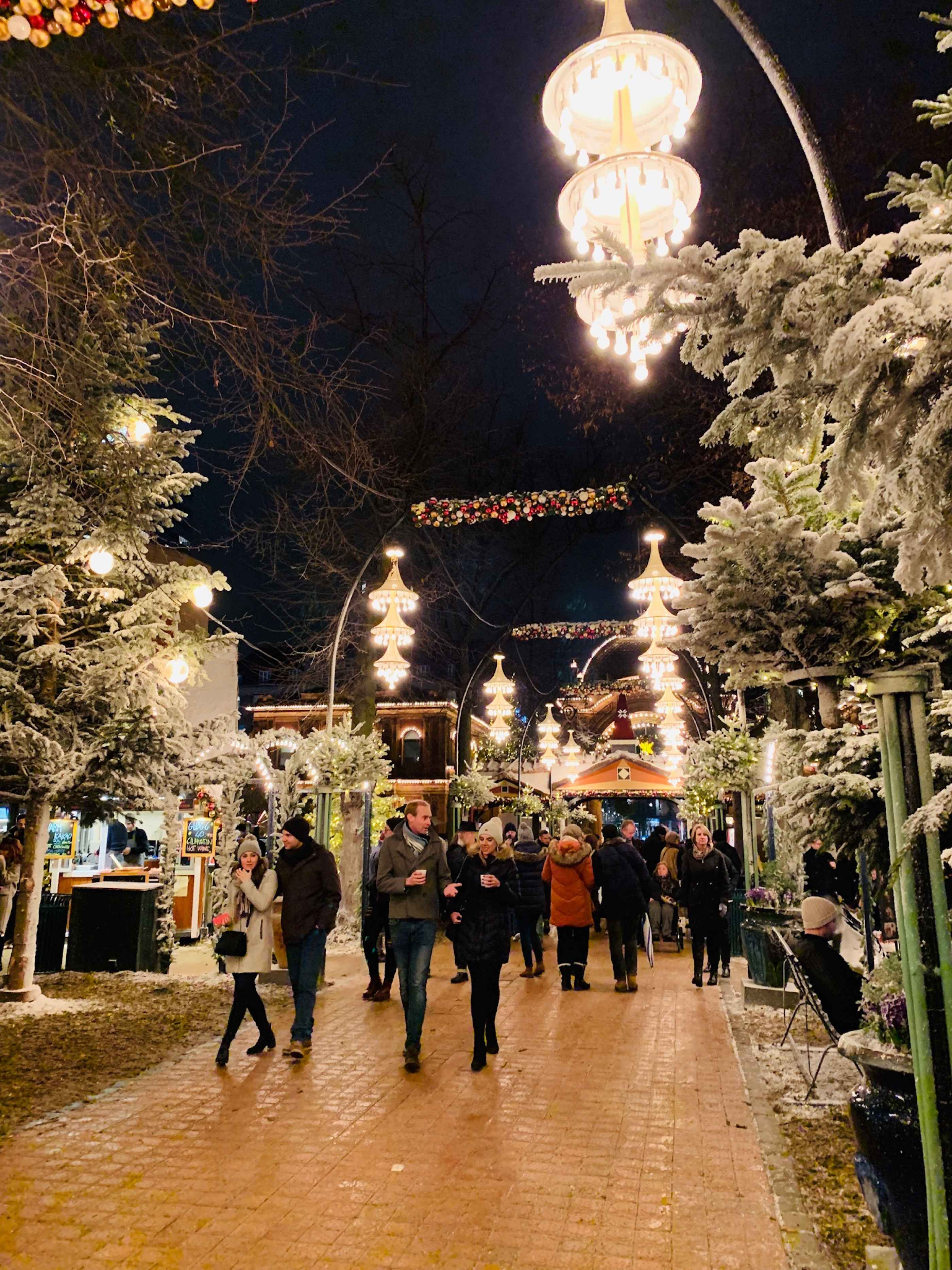 Les rues créées pour le village de Noël dans les jardins de Tivoli